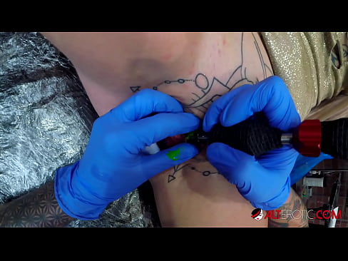❤️ Musikana ane nyora zvakanyanya Sully Savage akawana tattoo pa clitoris yake Hard porn ❌️